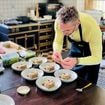Après la perte de son étoile Michelin, ce chef ouvre un restaurant dans sa propre maison et seul aux fourneaux