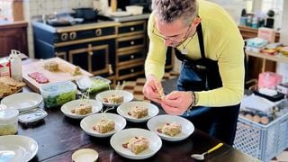 Après la perte de son étoile Michelin, ce chef ouvre un restaurant dans sa propre maison et seul aux fourneaux