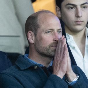 Le prince William, prince de Galles, et son fils, le prince George de Galles, assistent au match aller du quart de finale de Ligue des champions entre le PSG et Aston Villa (3-1) au Parc des Princes à Paris. © Cyril Moreau/Bestimage