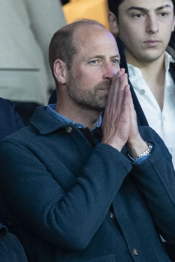 Le prince William, prince de Galles, et son fils, le prince George de Galles, assistent au match aller du quart de finale de Ligue des champions entre le PSG et Aston Villa (3-1) au Parc des Princes à Paris. © Cyril Moreau/Bestimage