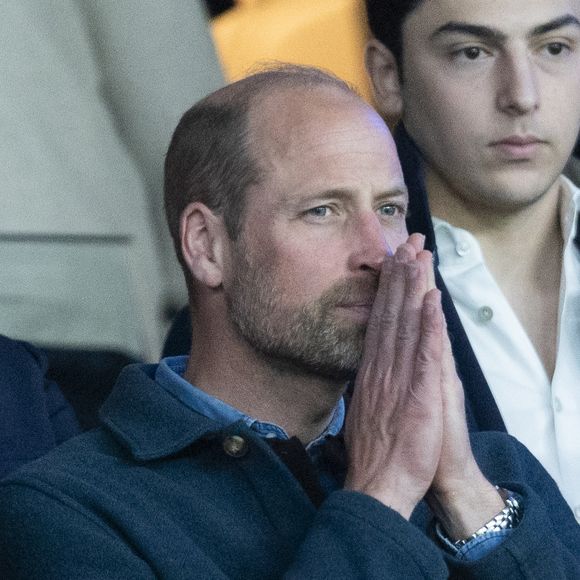 Le prince William, prince de Galles, et son fils, le prince George de Galles, assistent au match aller du quart de finale de Ligue des champions entre le PSG et Aston Villa (3-1) au Parc des Princes à Paris. © Cyril Moreau/Bestimage