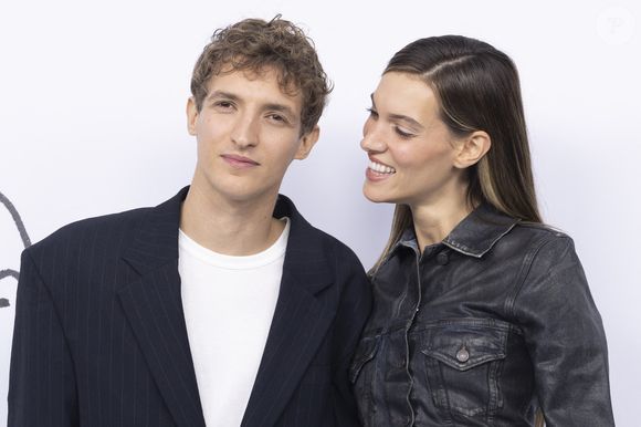 Aliocha Schneider et sa compagne Charlotte Cardin - Photocall du défilé de mode Femmes Printemps/Été 2025 "Acne Studio" lors de la fashion week de Paris. Le 25 septembre 2024 © Olivier Borde / Bestimage