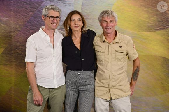 Fabrice Aragno, Bernard Stamm et Clotilde Courau - Photocall du film suisse "Le Lac" lors du 78ème Festival international du film de Locarno, le 14 août 2025. Non seulement c'est le seul long métrage helvétique en compétition mais c'est également le premier film du Romand F.Aragno. C.Courau y partage l'affiche avec le navigateur B.Stamm, tourné sur les eaux du lac Léman. 
© Romain Doucelin / Bestimage