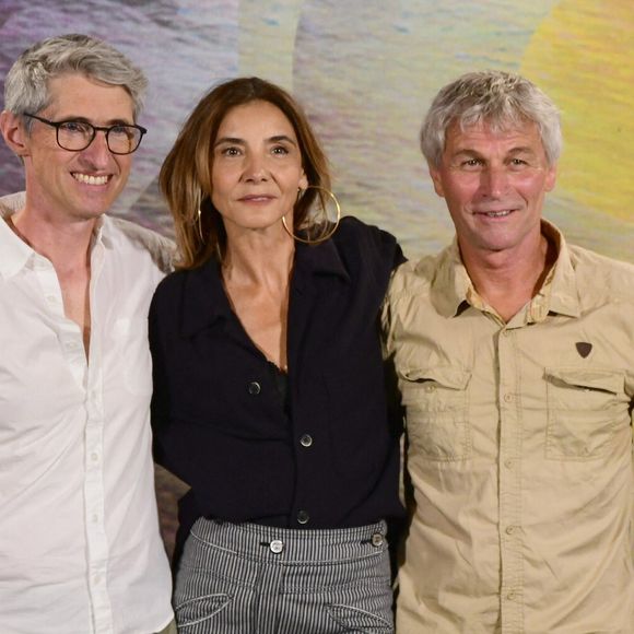 Fabrice Aragno, Bernard Stamm et Clotilde Courau - Photocall du film suisse "Le Lac" lors du 78ème Festival international du film de Locarno, le 14 août 2025. Non seulement c'est le seul long métrage helvétique en compétition mais c'est également le premier film du Romand F.Aragno. C.Courau y partage l'affiche avec le navigateur B.Stamm, tourné sur les eaux du lac Léman. 
© Romain Doucelin / Bestimage
