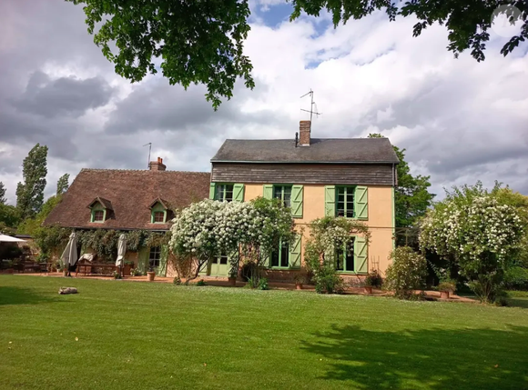 Vue depuis le jardin de la Duchaylatière à Lanneray, près de Châteaudun. Photo publiée sur Instagram le 8 juin 2025.
