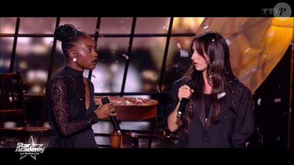 Ambre et Sarah lors de leur prestation durant le prime de la "Star Academy".