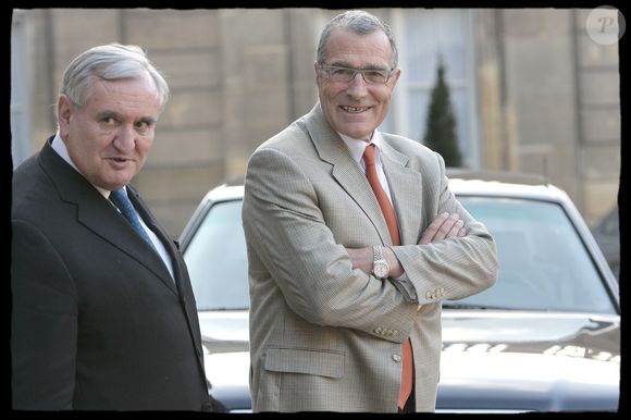 Rétro - Décès de Gérard Bourgoin ancien président de l'AJA, victime d'une crise cardiaque à l'âge de 85 ans en rentrant du match Auxerre-Strasbourg - Jean-Pierre Raffarin et  Gérard Bourgoin au Palais de L'Elysée. ALAIN GUIZARD / BESTIMAGE