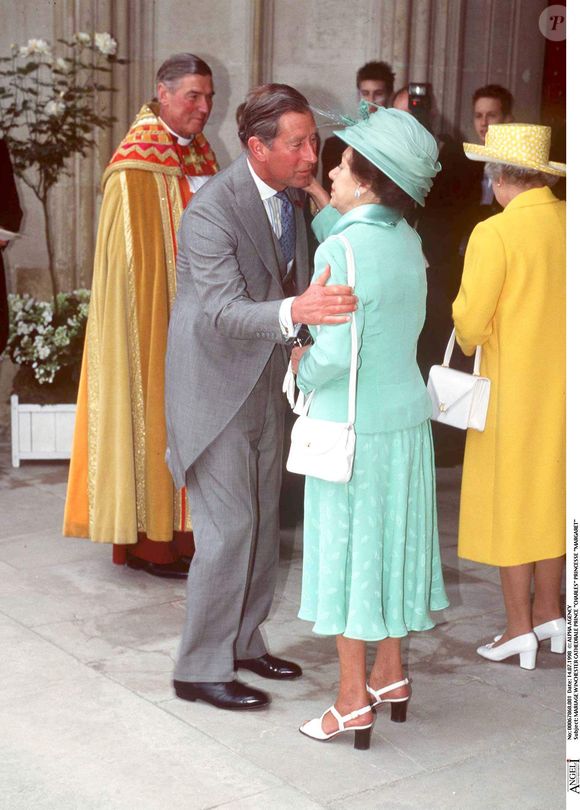 Le prince Charles et la princesse Margaret lors d'un mariage à Winchester.
Crédit : ALPHA AGENCY / BESTIMAGE