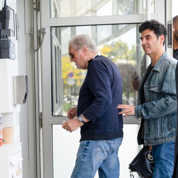 Exclusif - L'auteur-compositeur-interprète Jean-Jacques Debout arrive à l'enregistrement de l'émission "Vivement dimanche" à Paris, France, le 9 septembre 2025, et diffusée le 12 octobre 2025 sur France 3. © Jonathan Jacob/Bestimage
