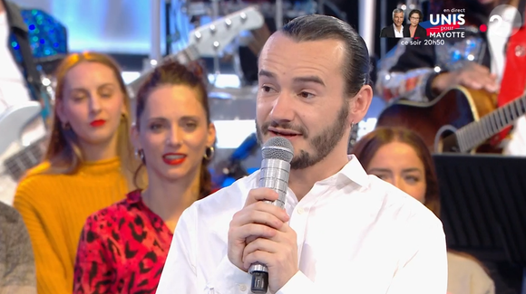 En effet, il a expliqué s'être inscrit à l'émission musicale suite à une rupture amoureuse. Anecdote à laquelle Philippe Caverivière a rebondi en demandant : "Elle a rappelé depuis ?".

Benoît dans "N'oubliez pas les paroles" sur France 2.