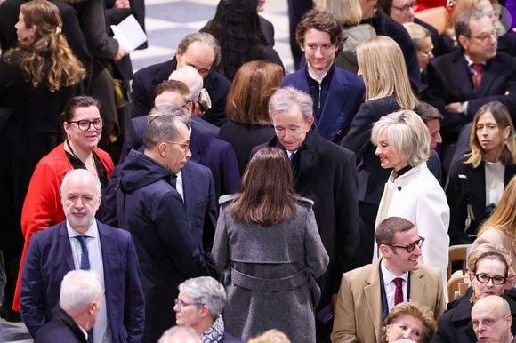 Le prince Albert II de Monaco était aussi présent tout comme Natalia Vodianova et son mari, Antoine Arnault. Bernard Arnault a aussi pu assister à la cérémonie, il était accompagné de sa femme Hélène Mercier-Arnault. 

Bernard Arnault, sa femme Hélène Mercier-Arnault, Anne Hidalgo (de dos), maire de Paris - Cérémonie de réouverture de la cathédrale Notre-Dame de Paris, le 7 décembre 2024. Joyau de l’art gothique, lieu de culte et de culture, symbole universel de la France et de son histoire, la cathédrale de Notre-Dame de Paris rouvre ses portes les 7 et 8 décembre, cinq ans après le terrible incendie qui l’avait ravagée le 15 avril 2019. 
© Dominique Jacovides / Bestimage