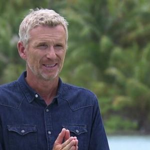 Il s'agit de Stéphane Bertheau, qui avait participé à la toute première saison du programme en 2001

Denis Brogniart dans "Koh-Lanta : Les Armes Secrètes" sur TF1.
Crédit : Koh-Lanta/TF1