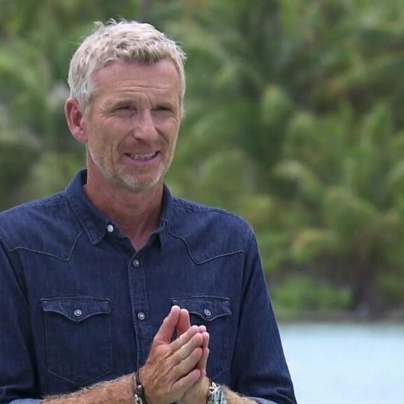 Il s'agit de Stéphane Bertheau, qui avait participé à la toute première saison du programme en 2001

Denis Brogniart dans "Koh-Lanta : Les Armes Secrètes" sur TF1.
Crédit : Koh-Lanta/TF1