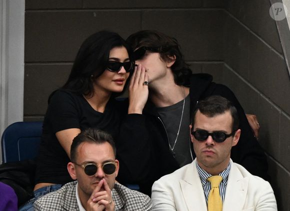 Kylie Jenner et son compagnon Timothée Chalamet lors de la finale masculine opposant Novak Djokovic à Daniil Medvedev lors de l'US Open Tennis 2023 au stade Arthur Ashe du centre national de tennis de l'USTA Billie Jean King dans le quartier de Flushing Queens à New York City, New York, Etats-Unis, le 10 septembre 2023.