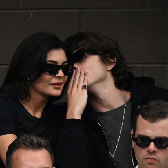 Kylie Jenner et son compagnon Timothée Chalamet lors de la finale masculine opposant Novak Djokovic à Daniil Medvedev lors de l'US Open Tennis 2023 au stade Arthur Ashe du centre national de tennis de l'USTA Billie Jean King dans le quartier de Flushing Queens à New York City, New York, Etats-Unis, le 10 septembre 2023.