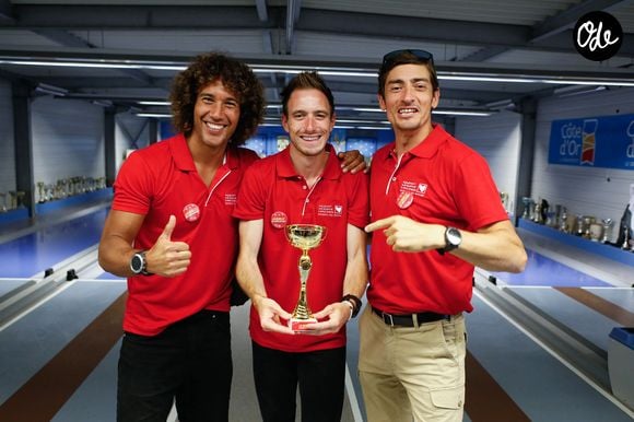 L'équipe "Koh Lanta": Laurent Maistret, Dorian Louvet, Claude Dartois remporte le tournoi de quilles - Quille solidaire à la veille de l'étape du coeur de l'association Mécénat Chirurgie Cardiaque "MCC" lors du Tour de France 2024 à Gevrey-Chambertin, France, le 4 juillet 2024. © Christophe Clovis/Bestimage