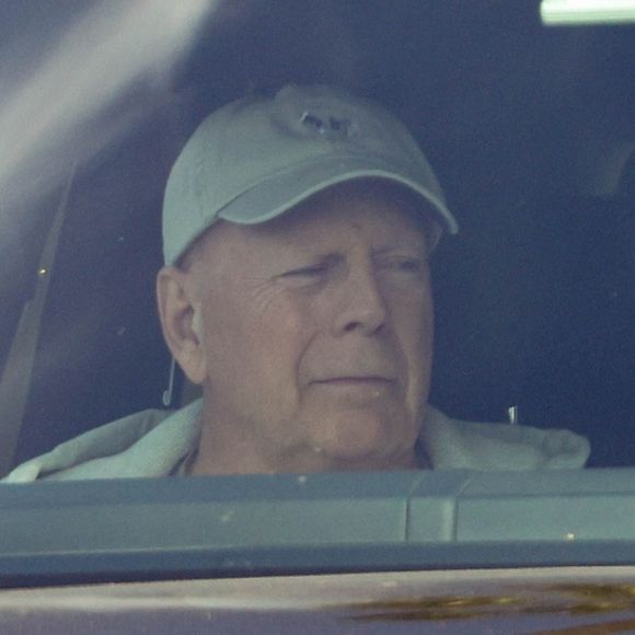 Bruce Willis est l'un des acteurs les plus adulés d'Hollywood. Mais son ascension parmi les plus grands s'est subitement arrêtée il y a trois ans : cette année-là, ses proches ont annoncé qu'il souffrait d'un grave problème de santé, l'obligeant à mettre un terme à sa carrière. 

Bruce Willis vient de fêter son anniversaire de mariage avec Emma Heming Willis. Backgrid USA / Bestimage