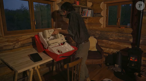 Le projet lui a permis de faire une pause dans sa carrière musicale.

Vianney en pleine construction de sa cabane en bois sur YouTube.