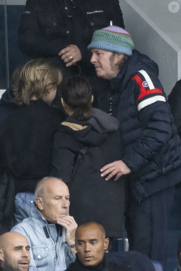 Philippe Katerine et ses deux enfants, Billy et Alfred en tribunes lors du match de football Ligue 1 Uber Eats opposant le Paris Saint-Germain (PSG) au Racing Club de Strasbourg Alsace (RCSA) au Parc des Princes à Paris, France, le 21 octobre 2023. © Cyril Moreau/Bestimage