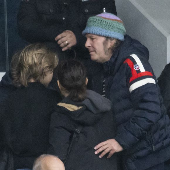 Philippe Katerine et ses deux enfants, Billy et Alfred en tribunes lors du match de football Ligue 1 Uber Eats opposant le Paris Saint-Germain (PSG) au Racing Club de Strasbourg Alsace (RCSA) au Parc des Princes à Paris, France, le 21 octobre 2023. © Cyril Moreau/Bestimage