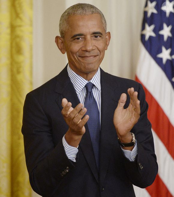 L'ancien président Barack Obama applaudit alors que lui et l'ancienne Première dame Michelle Obama dévoilent leurs portraits officiels dans la salle Est de la Maison Blanche à Washington, DC, USA, le mercredi 7 septembre 2022. Photo by Bonnie Cash/UPI/ABACAPRESS.COM