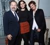 Notamment aux rapports qu'elle entretient avec son beau-père Denis Olivennes
Exclusif - Inès de la Fressange avec sa fille Nine d'Urso et son compagnon Denis Olivennes - Vernissage de l'exposition "Wonderland" de Nine d'Urso à la galerie Basia Embiricos (14 rue des jardins Saint-Paul 75004 Paris) à Paris le 12 octobre 2023. © Denis Guignebourg/Bestimage
