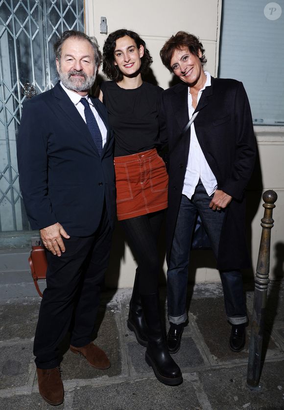 Notamment aux rapports qu'elle entretient avec son beau-père Denis Olivennes

Exclusif - Inès de la Fressange avec sa fille Nine d'Urso et son compagnon Denis Olivennes - Vernissage de l'exposition "Wonderland" de Nine d'Urso à la galerie Basia Embiricos (14 rue des jardins Saint-Paul 75004 Paris) à Paris le 12 octobre 2023.  © Denis Guignebourg/Bestimage