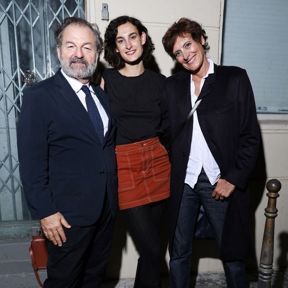 Notamment aux rapports qu'elle entretient avec son beau-père Denis Olivennes

Exclusif - Inès de la Fressange avec sa fille Nine d'Urso et son compagnon Denis Olivennes - Vernissage de l'exposition "Wonderland" de Nine d'Urso à la galerie Basia Embiricos (14 rue des jardins Saint-Paul 75004 Paris) à Paris le 12 octobre 2023.  © Denis Guignebourg/Bestimage