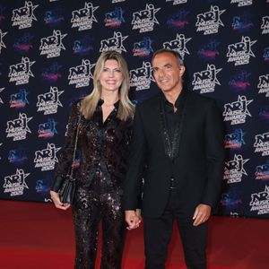 Nikos Aliagas et sa femme Tina Grigoriou au photocall de la 27ème édition des NRJ Music Awards au palais des Festivals de Cannes, France, le 31 octobre 2025. © Dominique Jacovides/Bestimage