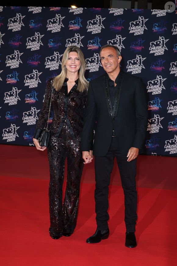 Nikos Aliagas et sa femme Tina Grigoriou au photocall de la 27ème édition des NRJ Music Awards au palais des Festivals de Cannes, France, le 31 octobre 2025. © Dominique Jacovides/Bestimage