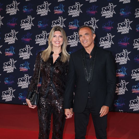Nikos Aliagas et sa femme Tina Grigoriou au photocall de la 27ème édition des NRJ Music Awards au palais des Festivals de Cannes, France, le 31 octobre 2025. © Dominique Jacovides/Bestimage