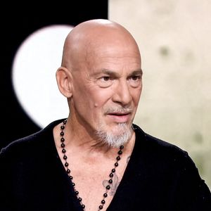 Florent Pagny est l'invité de Laurent Delahousse sur le plateau du journal de France 2 le 2 avril 2023.

© Jack Tribeca / Bestimage