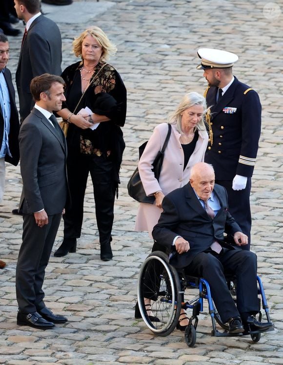 Le président Emmanuel Macron, Marina Carrère d'Encausse, Nathalie Carrère, Louis Edouard Carrère lors de l'hommage à Hélène Carrère d’Encausse aux Invalides à Paris le 3 octobre 2023.

© Dominique Jacovides / Bestimage