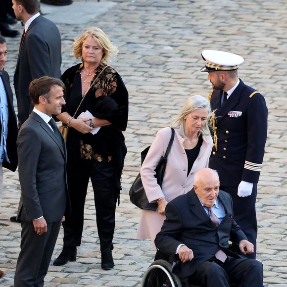 Le président Emmanuel Macron, Marina Carrère d'Encausse, Nathalie Carrère, Louis Edouard Carrère lors de l'hommage à Hélène Carrère d’Encausse aux Invalides à Paris le 3 octobre 2023.

© Dominique Jacovides / Bestimage