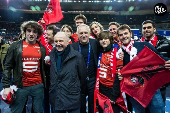 Il a grandi loin des projecteurs, malgré son appartenance à l’une des familles les plus influentes du luxe mondial. 

François-Henri Pinault et son père François Pinault entouré de ses petits enfants, Augustin Evangelista, Mathilde Pinault  - Finale de la Coupe de France: PSG - Rennes (2-2). Les Rennais remportent la coupe aux tirs aux buts, leur premier trophée depuis 1971. Stade de France, Paris, le 27 avril 2019. AGENCE / BESTIMAGE