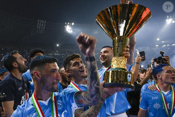 Matteo Politano, Giovanni Di Lorenzo, Alessandro Buongiorno et les coéquipiers du SSC Napoli célèbrent à la fin du match de football de Serie A entre le SSC Napoli et le Cagliari Calcio au stade Diego Armando Maradona à Naples (Italie), le 24 mai 2025. Naples remporte son 4e championnat d'Italie. Inside / PsnewZ / Bestimage