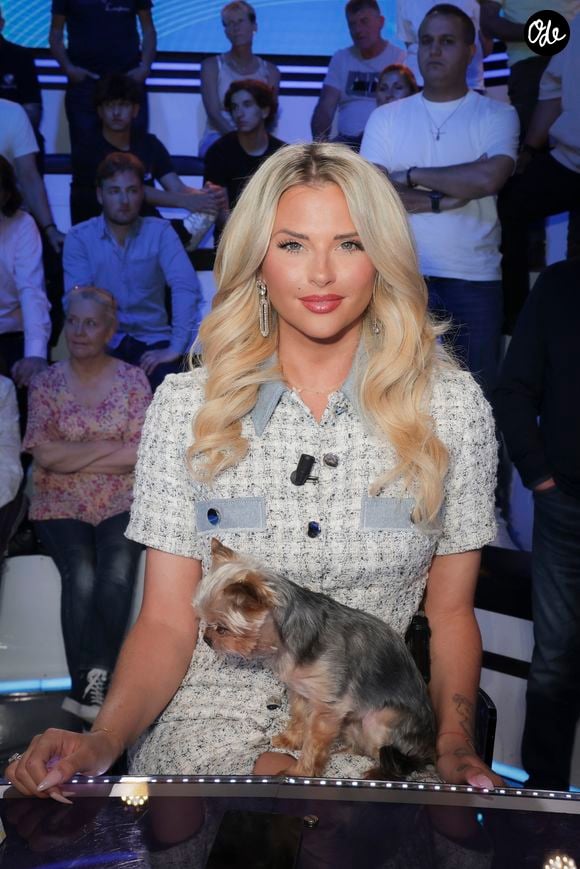 Exclusif - Kelly Vedovelli sur le plateau de l'émission "TPMP" diffusée en direct sur C8, le 27 mai 2024. Photo : Jack Tribeca / Bestimage