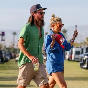 Kate Hudson et son fiancé Danny Fujikawa à Coachella en California. Photo par Backgrid USA / Bestimage