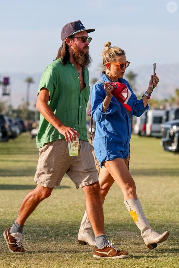 Kate Hudson et son fiancé Danny Fujikawa à Coachella en California. Photo par Backgrid USA / Bestimage