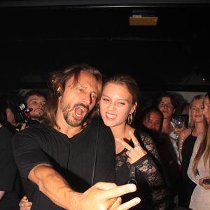Bob Sinclar et sa fille Paloma Le Friant - Bob Sinclar mixe aux platines devant ses enfants lors d'une soirée au VIP Room à Saint-Tropez le 26 juillet 2023. © Philippe Baldini/Bestimage