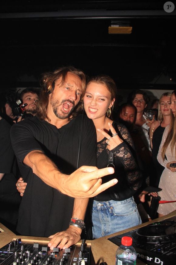 Bob Sinclar et sa fille Paloma Le Friant - Bob Sinclar mixe aux platines devant ses enfants lors d'une soirée au VIP Room à Saint-Tropez le 26 juillet 2023. © Philippe Baldini/Bestimage