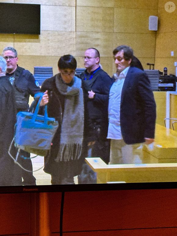 Pierre Palmade sort de la salle d'audience du tribunal de Melun avec sa soeur Hélène à l'issue de sa condamnation à cinq de prison dont deux ferme le 20 novembre 2024.
