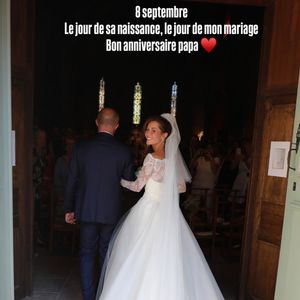 Dans la légende de cette photo inédite,
Emilie Broussouloux s'est marié le jour de l'anniversaire de son père, une date doublement importante pour elle !