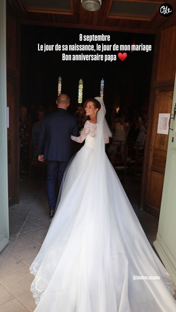 Dans la légende de cette photo inédite, 

Emilie Broussouloux s'est marié le jour de l'anniversaire de son père, une date doublement importante pour elle !
