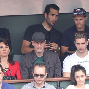 Zinedine Zidane, sa femme Véronique, et leurs fils Luca et Enzo, Martin Fourcade dans les tribunes des Internationaux de France de Tennis de Roland Garros à Paris. Le 10 juin 2018  © Jacovides-Moreau / Bestimage