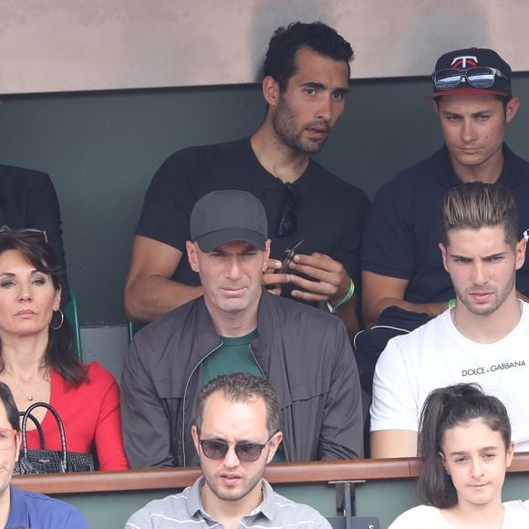 Zinedine Zidane, sa femme Véronique, et leurs fils Luca et Enzo, Martin Fourcade dans les tribunes des Internationaux de France de Tennis de Roland Garros à Paris. Le 10 juin 2018  © Jacovides-Moreau / Bestimage