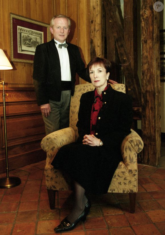 Archives - La veuve de Bernard Loiseau Domnique Loiseau et le directeur Hubert Couilloud posent à l'hôtel de la Côte d'Or à Saulieu, en 2004.