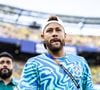 L'attaquant y présente avec beaucoup d'émotion le maillot de son tout premier match professionnel disputé en mars 2009, qu'il considère comme sa plus grande fierté.

13 juin 2026, East Rutherford (New Jersey, États-Unis) – Neymar, du Brésil, observe avant le match de la phase de groupes de la Coupe du monde 2026 entre le Brésil et le Maroc au New York New Jersey Stadium, à East Rutherford, le 13 juin 2026.

(Crédit photo : © Ricardo Nogueira / Sport Press Photo via ZUMA Press / Bestimage)