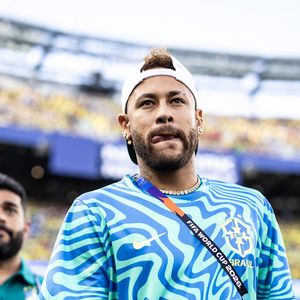 L'attaquant y présente avec beaucoup d'émotion le maillot de son tout premier match professionnel disputé en mars 2009, qu'il considère comme sa plus grande fierté.

13 juin 2026, East Rutherford (New Jersey, États-Unis) – Neymar, du Brésil, observe avant le match de la phase de groupes de la Coupe du monde 2026 entre le Brésil et le Maroc au New York New Jersey Stadium, à East Rutherford, le 13 juin 2026.

(Crédit photo : © Ricardo Nogueira / Sport Press Photo via ZUMA Press / Bestimage)