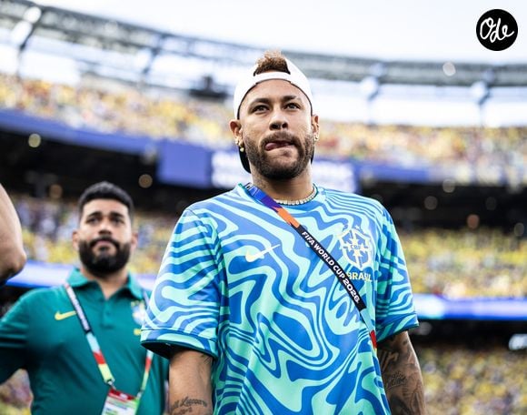 L'attaquant y présente avec beaucoup d'émotion le maillot de son tout premier match professionnel disputé en mars 2009, qu'il considère comme sa plus grande fierté.

13 juin 2026, East Rutherford (New Jersey, États-Unis) – Neymar, du Brésil, observe avant le match de la phase de groupes de la Coupe du monde 2026 entre le Brésil et le Maroc au New York New Jersey Stadium, à East Rutherford, le 13 juin 2026.

(Crédit photo : © Ricardo Nogueira / Sport Press Photo via ZUMA Press / Bestimage)